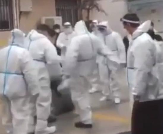 西安发生一治安案件，男子与多名防疫人员斗殴，6人给予行政拘留休闲区蓝鸢梦想 - Www.slyday.coM