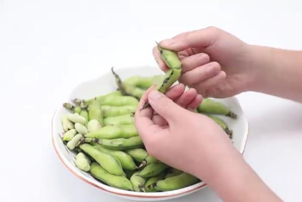 剥蚕豆还在用指甲抠?用这3种方法1秒剥1个,指甲不疼手不脏