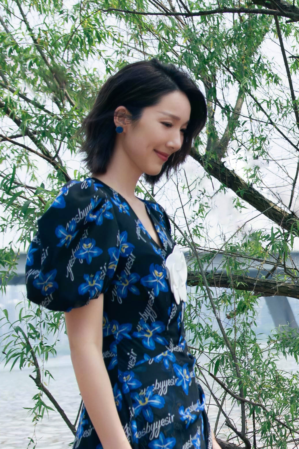 优雅大方的短发气质女神李亚男