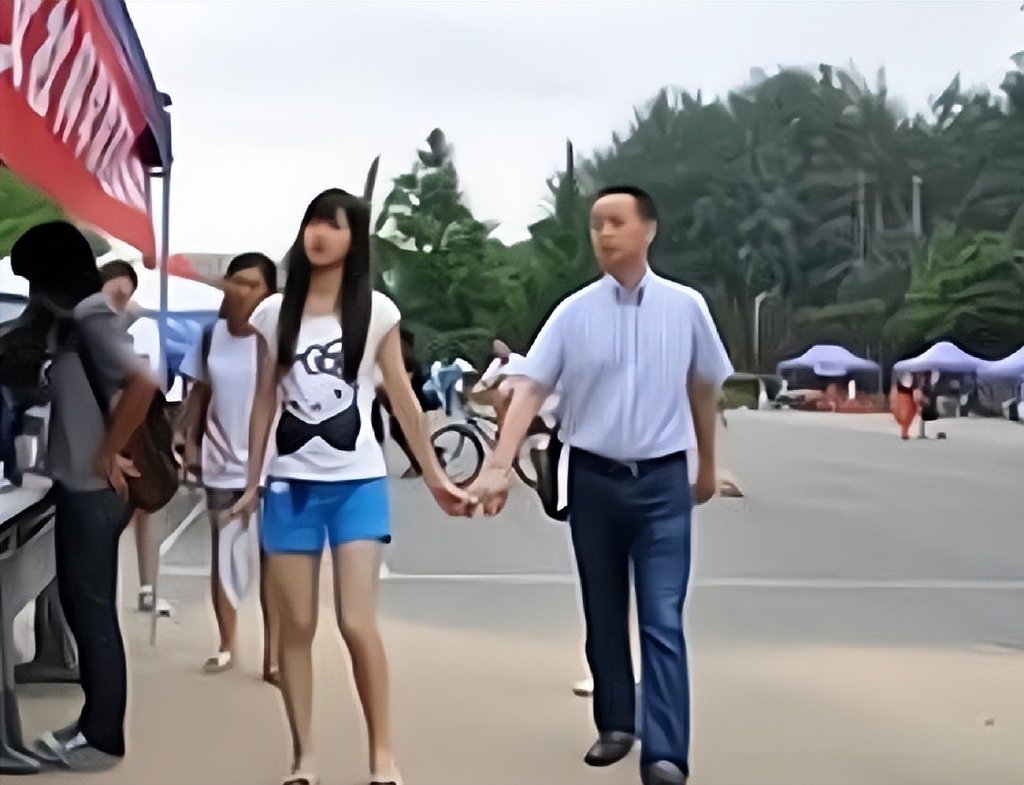 章泽天父亲露面,在女婿东哥面前显得有些拘谨,一家人十分幸福