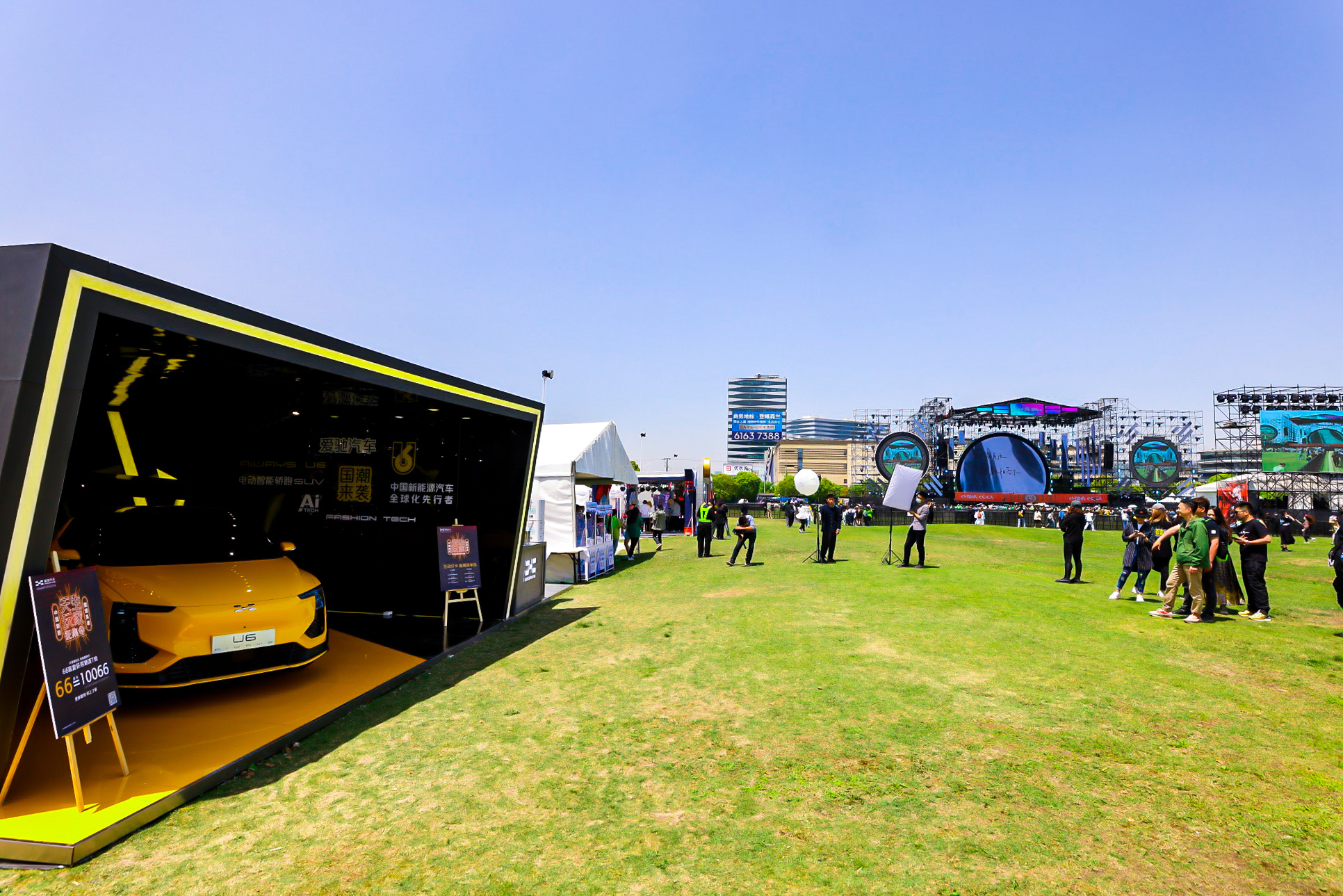 在上海国潮音乐节上好像挺多人偶遇了这一抹黄色