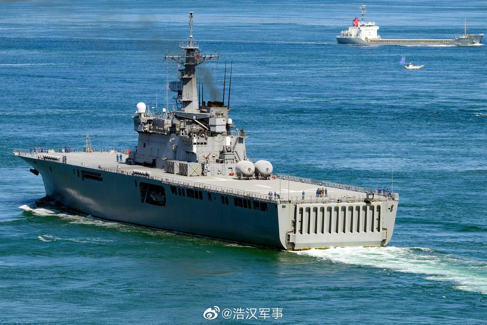 日本海自"大隅"号两栖运输舰近拍__财经头条