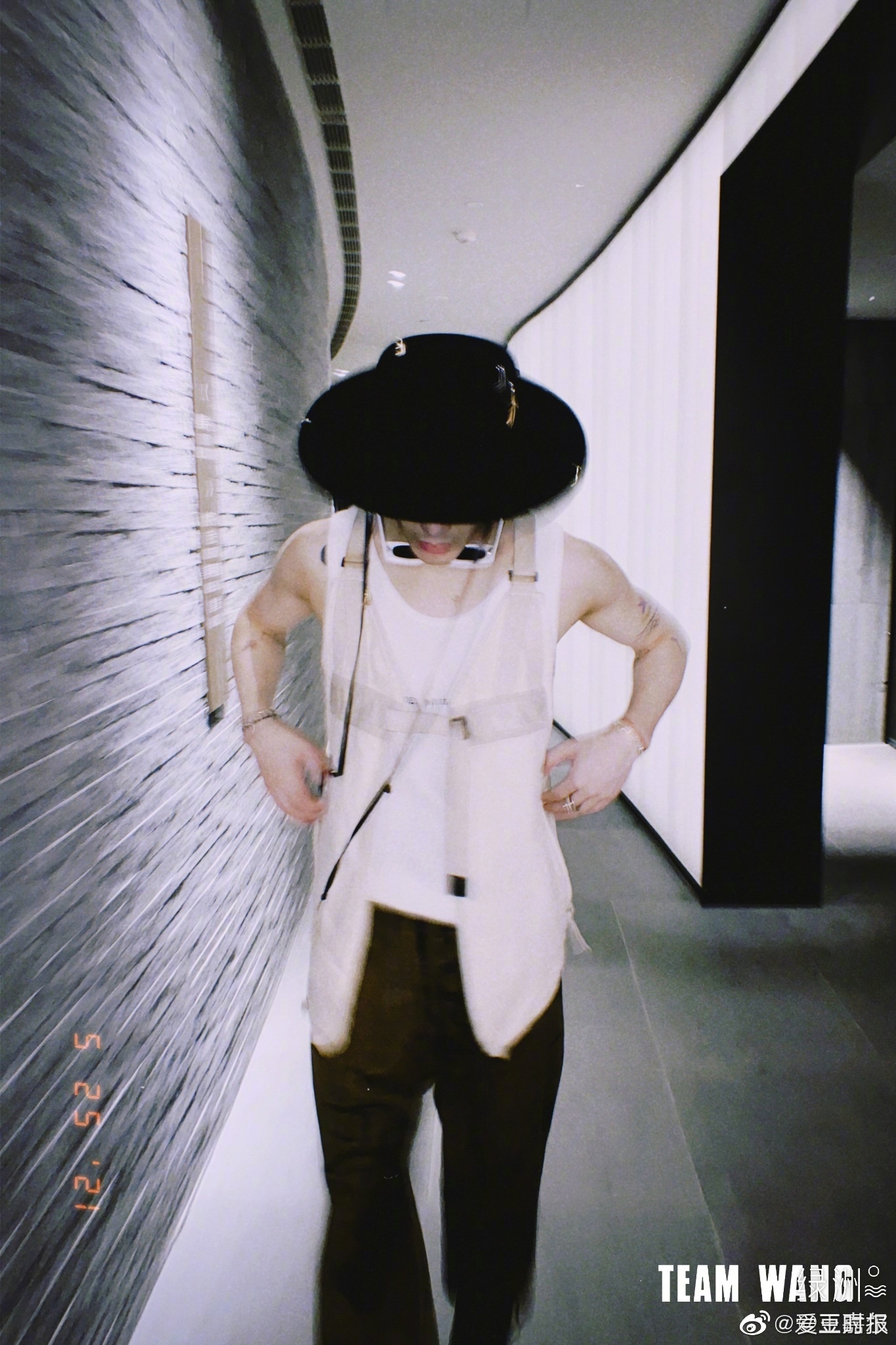 王嘉尔魔术帽大片,背心马甲墨绿色长裤马丁靴穿搭身材好绝