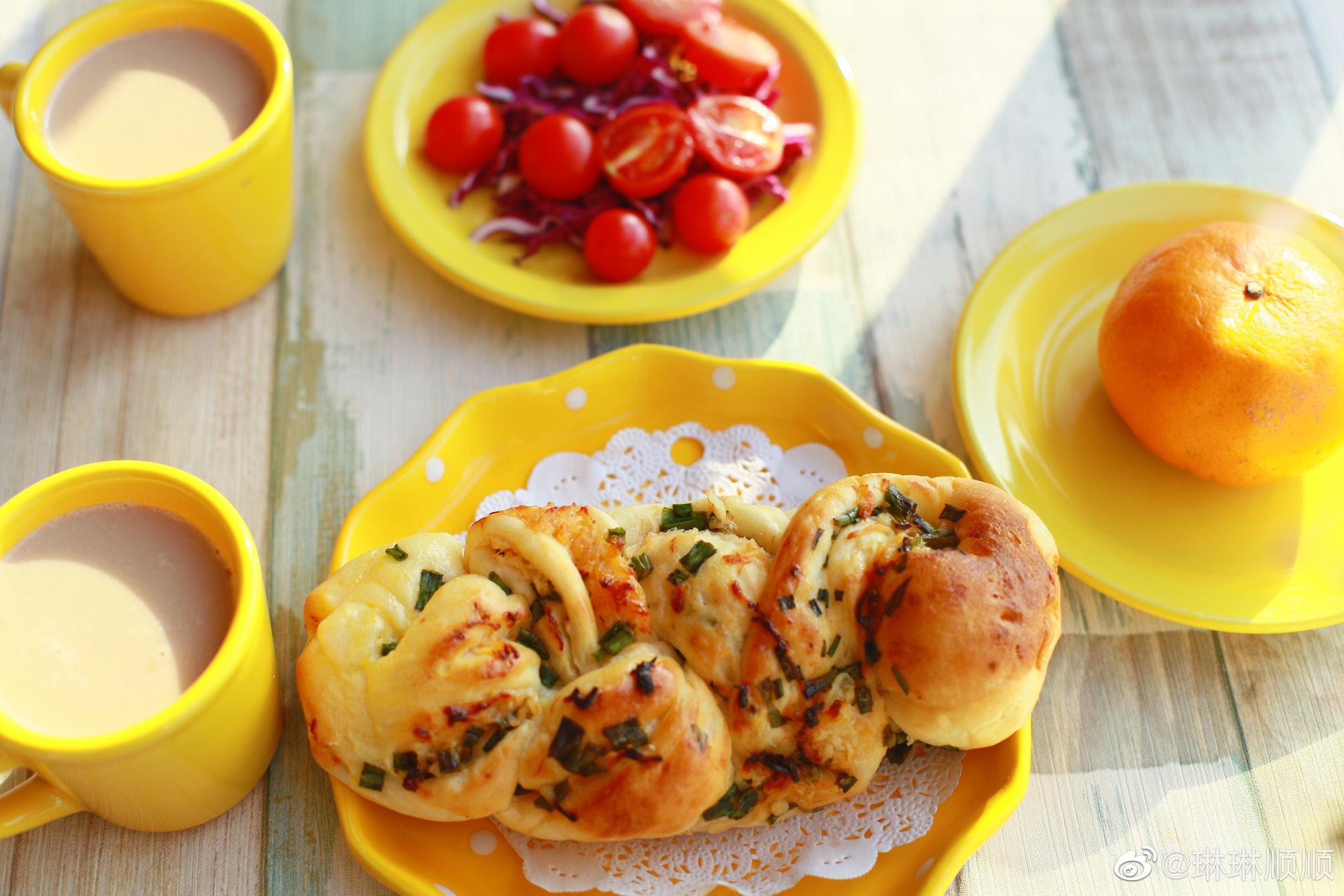 早安早餐 前几天烤了香葱肉松面包 吃完后顺顺就说好吃还要吃