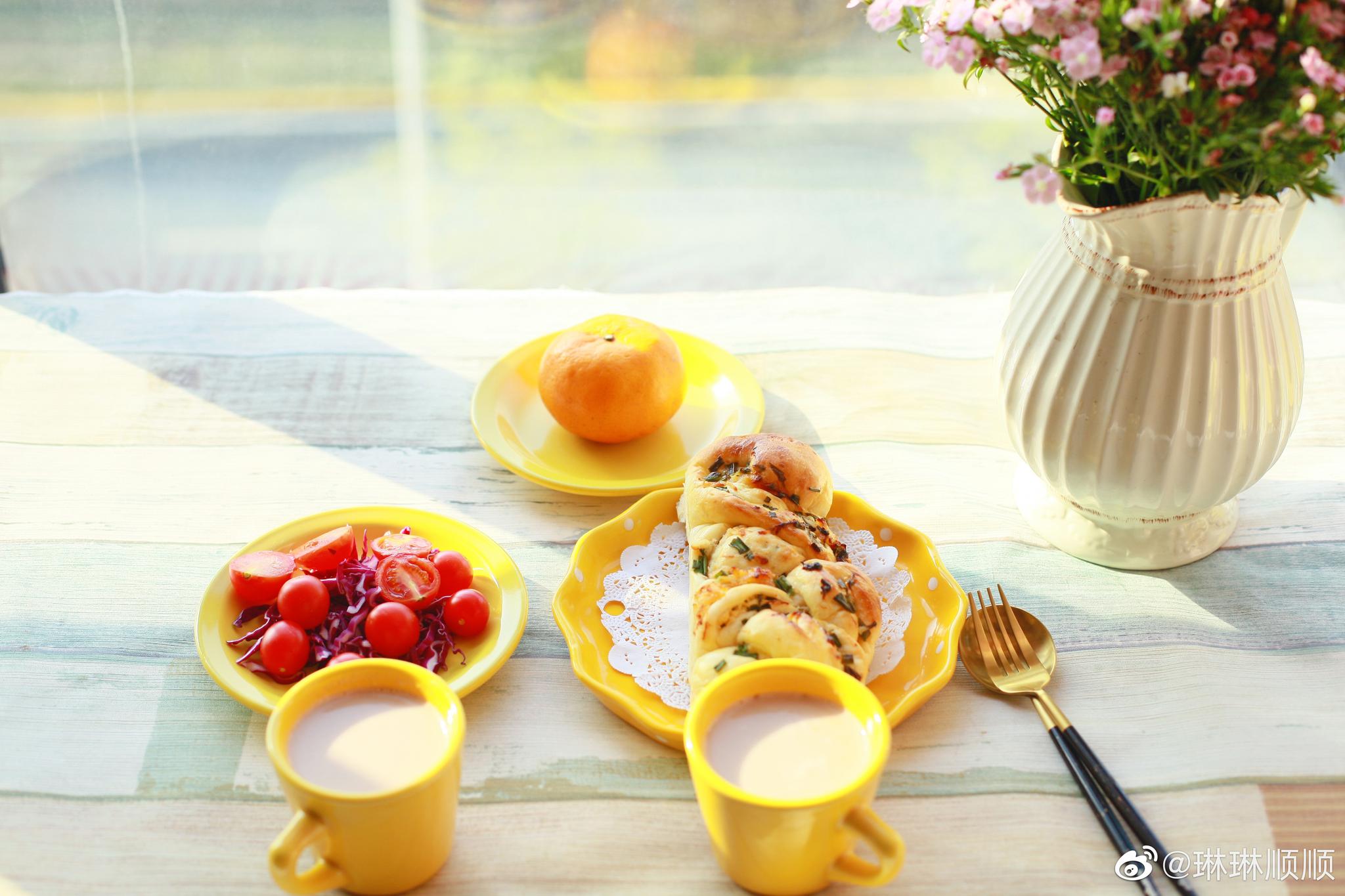 早安早餐 前几天烤了香葱肉松面包 吃完后顺顺就说好吃还要吃