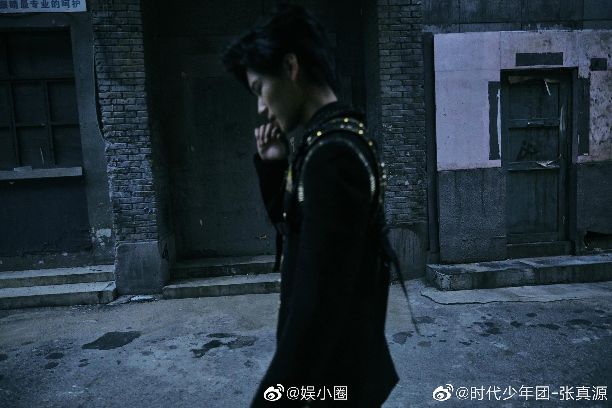 张真源第六天的九宫格~小张张和真胖都早安鸭~看帅哥的照片开启元气