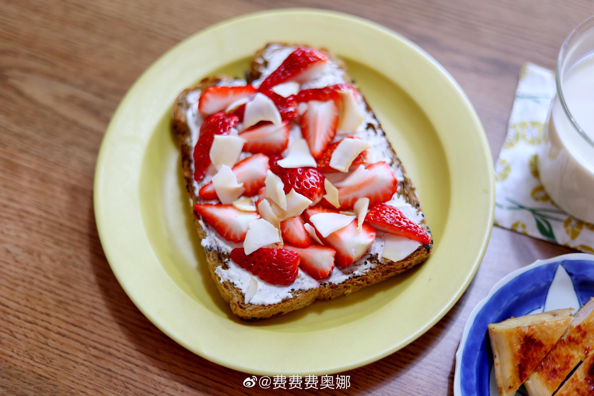 草莓椰子脆酸奶吐司 煎鸡胸 抹茶拿铁 草莓椰子脆酸奶吐司 煎鸡胸 抹茶拿铁