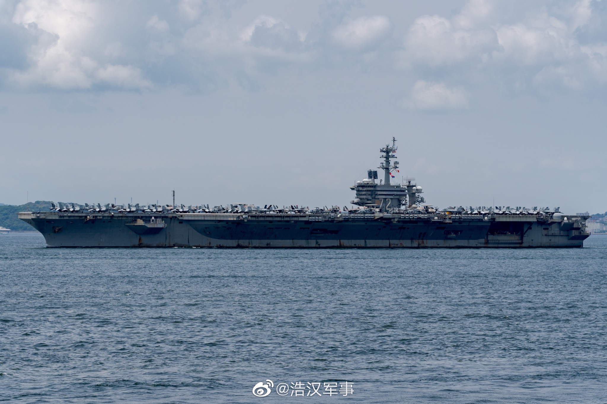 美国海军核动力航母“林肯”号驶出横须贺港__财经头条