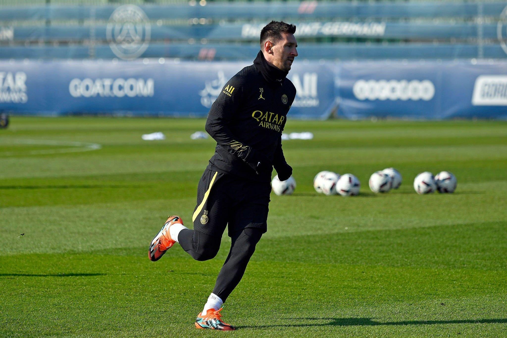 梅西训练图 回归训练场的足球先生和阳光一样明媚_高清图集_新浪网