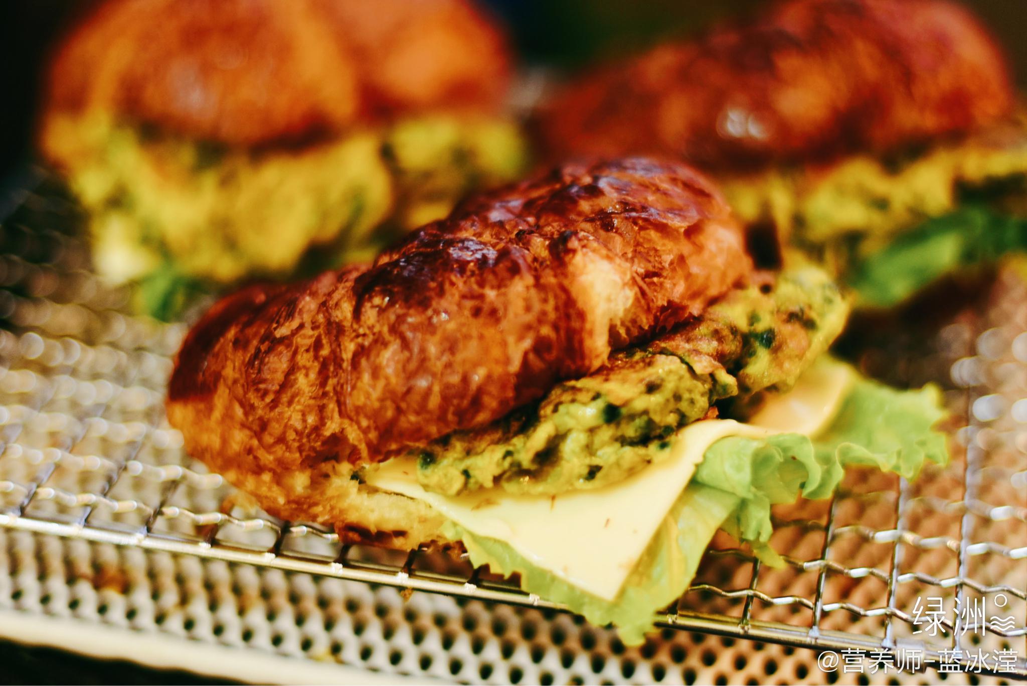 三步做出煎蛋可颂三明治