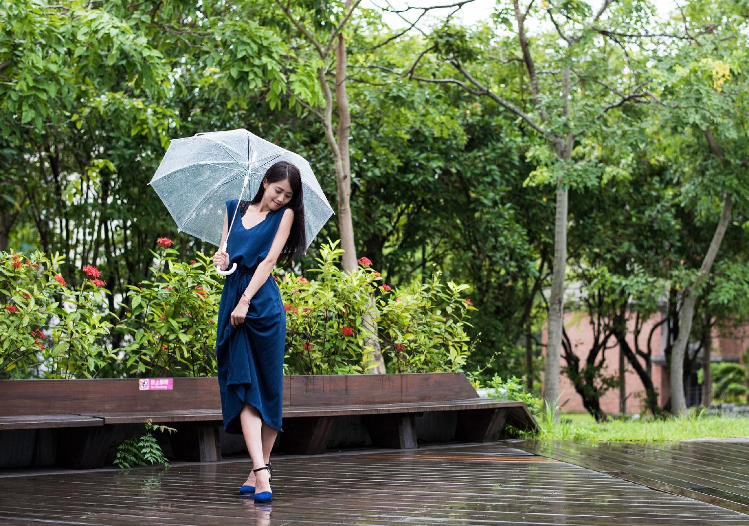 美女穿蓝色无袖连衣裙知性优雅清丽脱俗