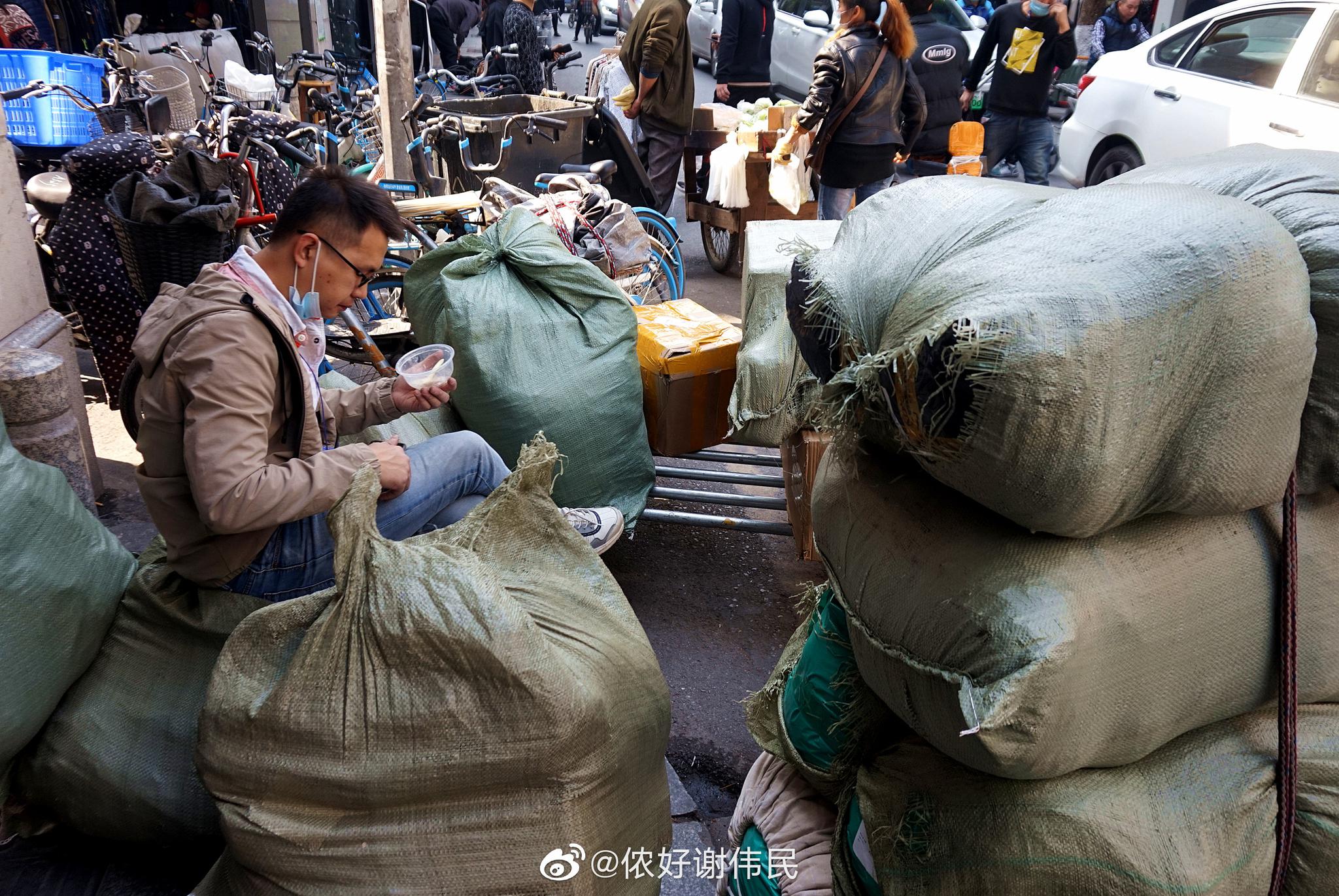 生活不易2020年1月6日摄于广州人民南路和平东路