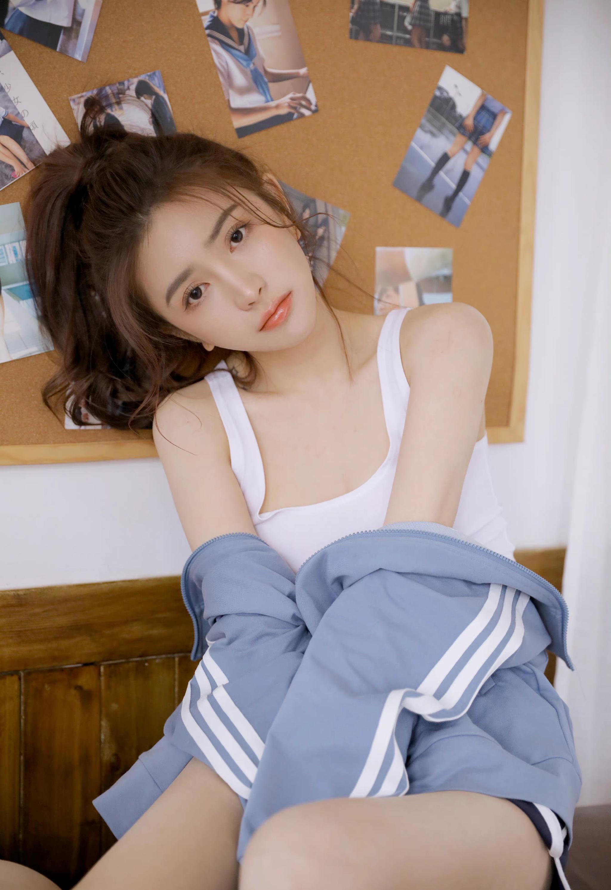 出生于1996年,身高 165cm, 体重50kg,美女主播__财经头条