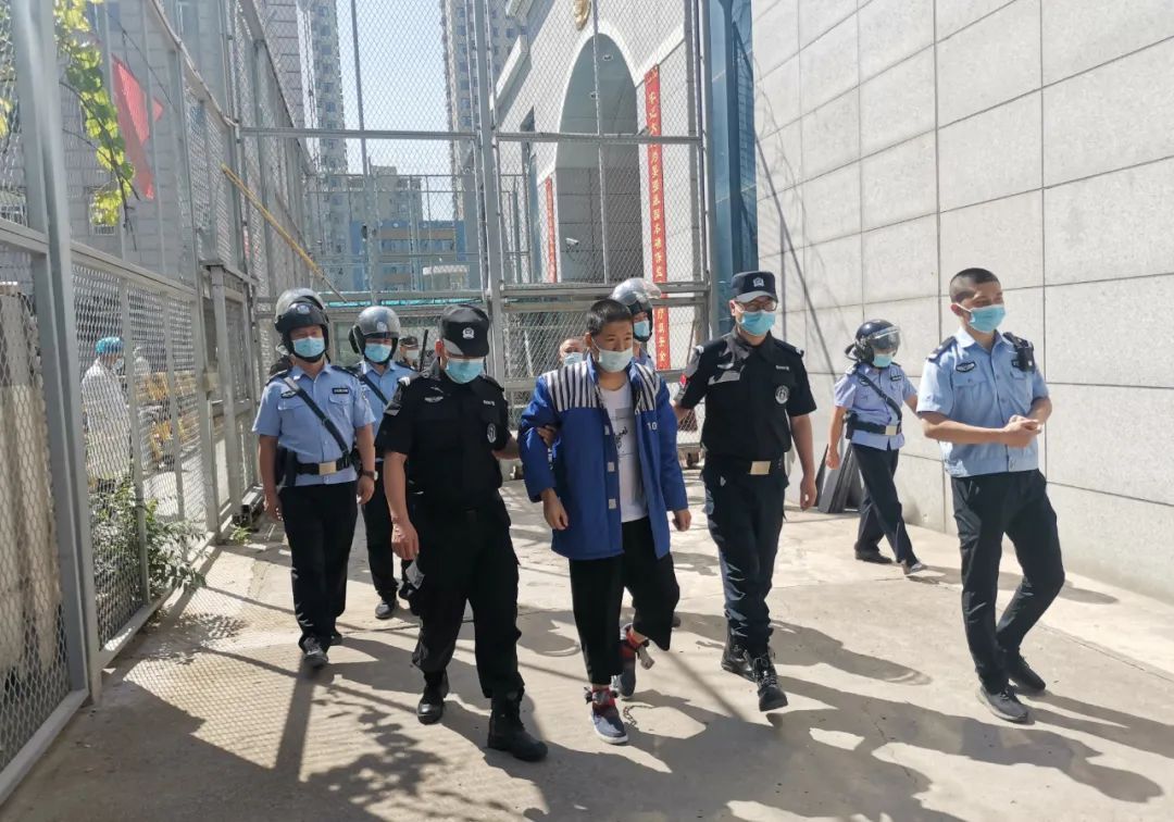 剥掉不法护身符保德警方成功投劳两名病残涉毒已决犯