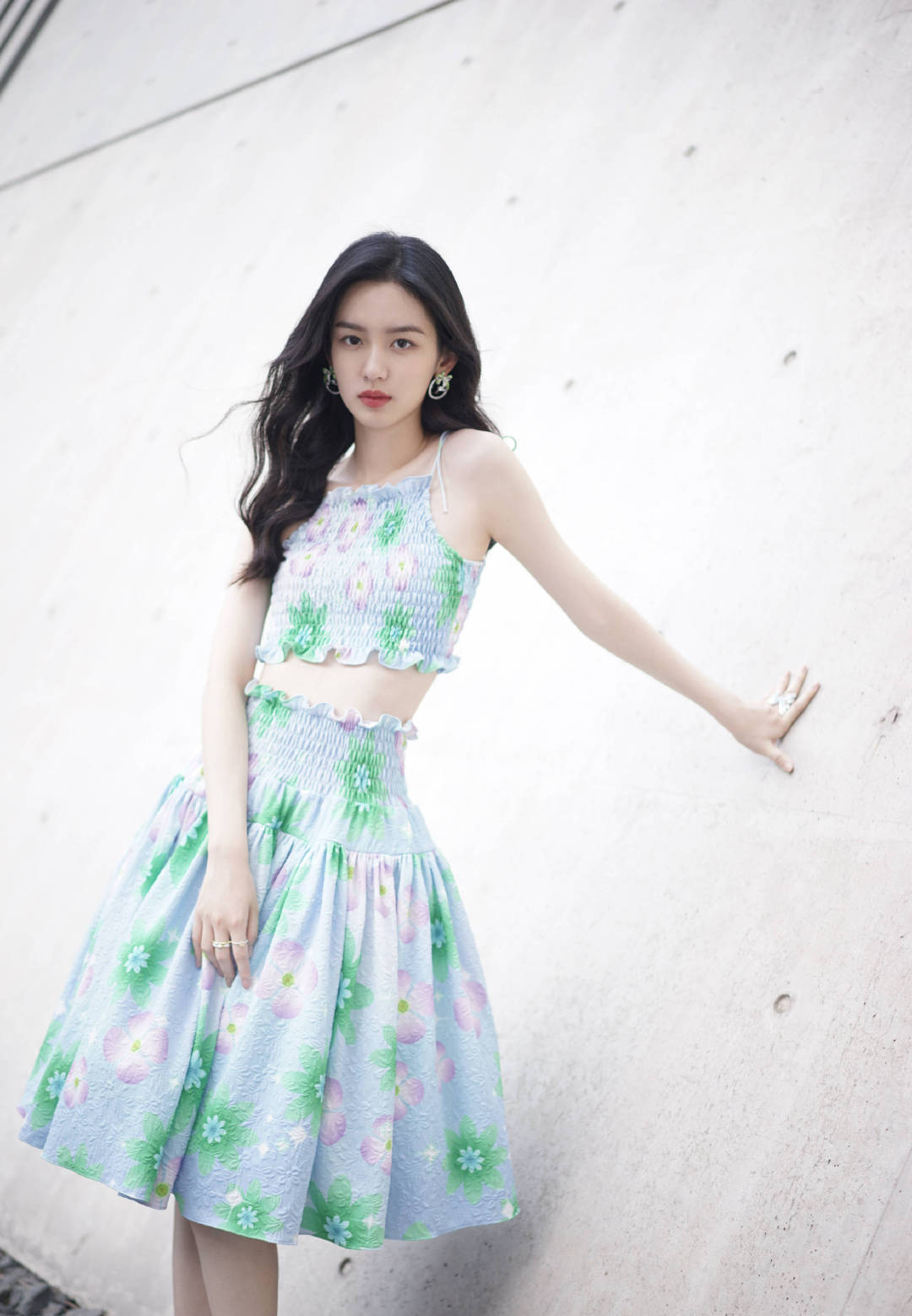 周也 身穿碎花裙套装小露蛮腰,皮肤白到发光!