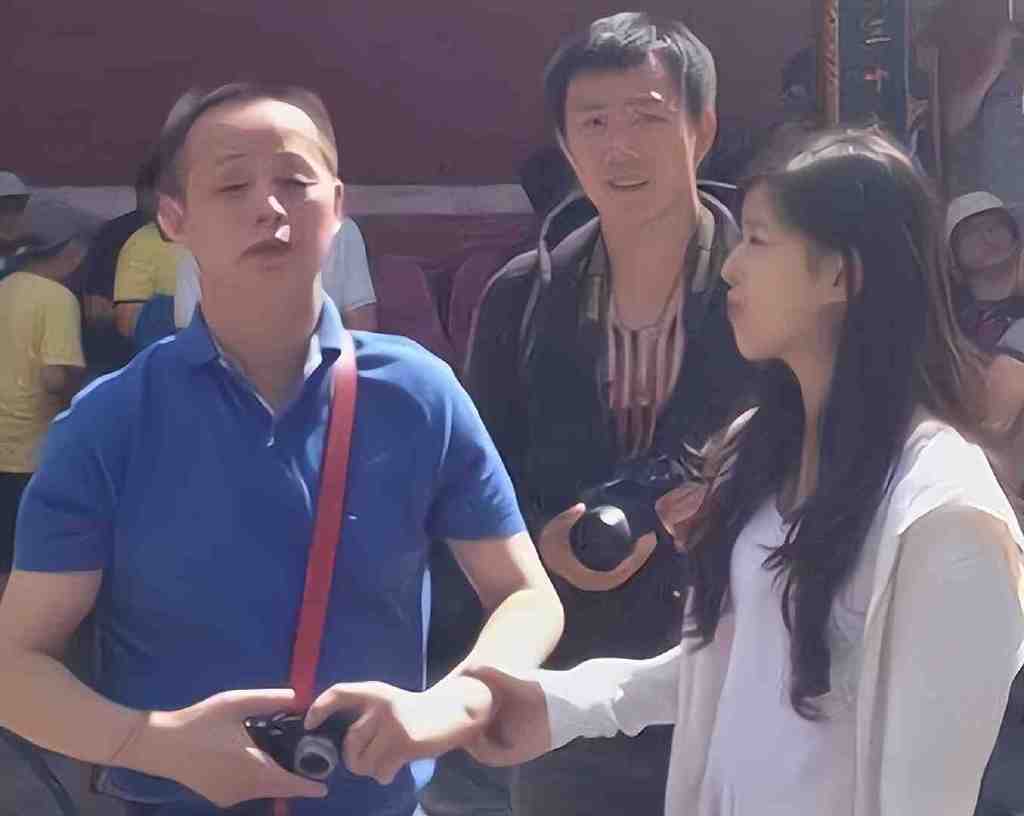 章泽天父亲露面,在女婿东哥面前显得有些拘谨,一家人十分幸福|章泽天|东哥|父亲_新浪新闻