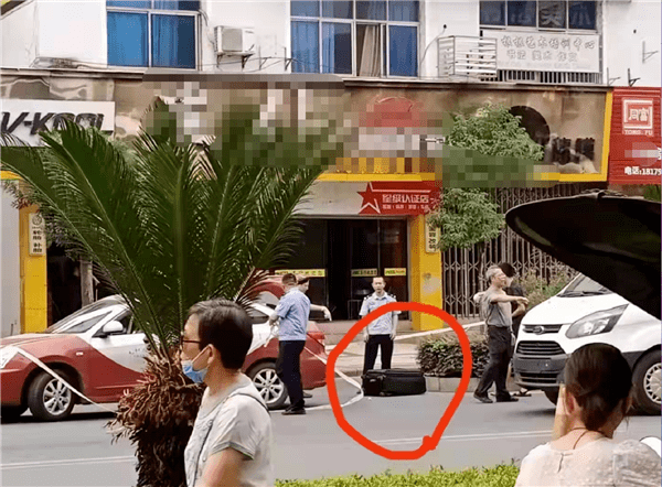 男子拖着装女尸的箱子打车被识破,目击者:司机看到箱子上有血迹休闲区蓝鸢梦想 - Www.slyday.coM 男子拖着装女尸的箱子打车被识破,目击者:司机看到箱子上有血迹休闲区蓝鸢梦想 - Www.slyday.coM