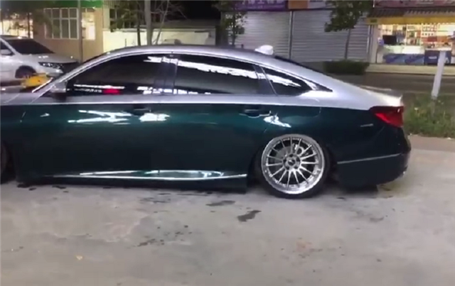 迈巴赫版雅阁杭州首台全车双拼色还配气动避震