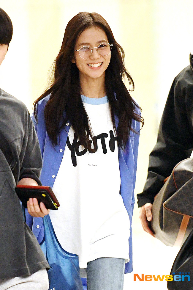 jisoo 金智秀与lisa 今日结束日本行程回韩机场图……__财经头条