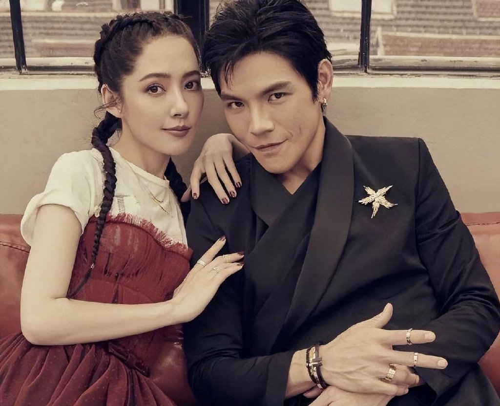 向太和郭碧婷共同庆生,向佐给大小向太送蛋糕,全家福照片曝光