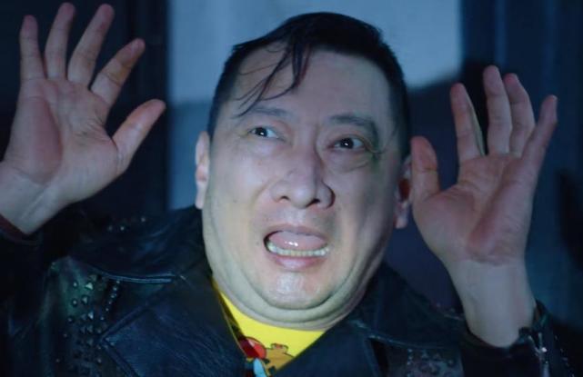 走错了婚礼现场,撞见了正在婚礼现场揭穿新郎宋啸天出轨的新娘陆诗怡