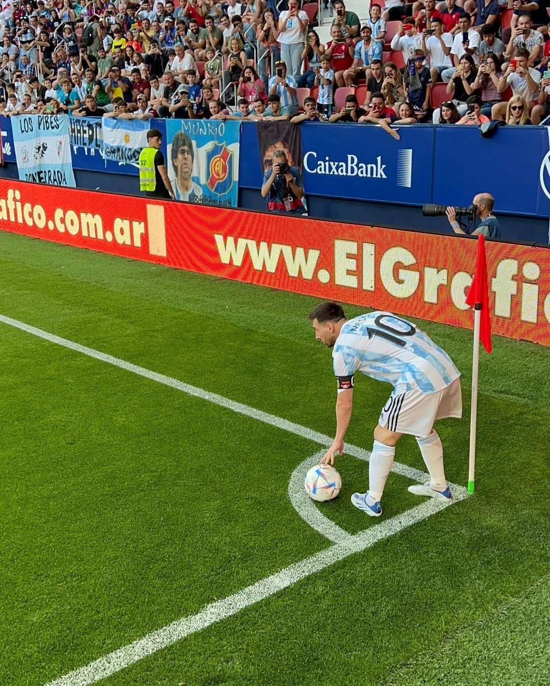 主罚角球的梅西