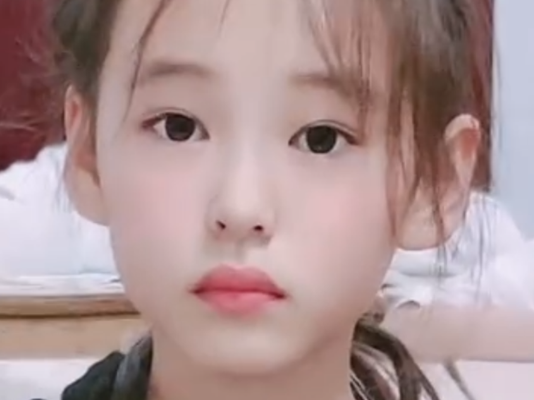 幼儿园高颜值女孩走红人群里一眼捕捉网友天生的主角