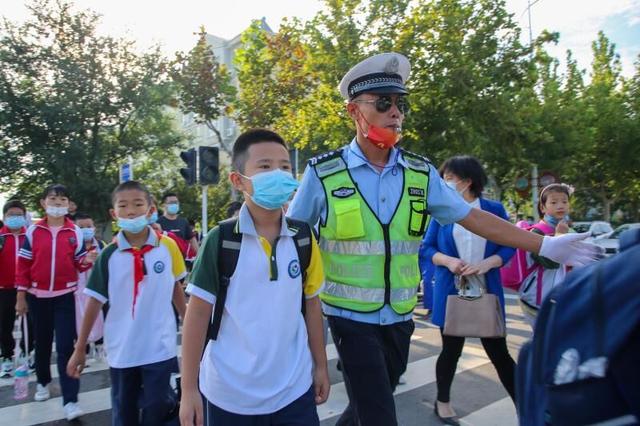 开学日沾化交警设置护学岗为学生保驾护航