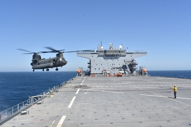 遏制中国新手段？美军9万吨级移动基地舰现身日本休闲区蓝鸢梦想 - Www.slyday.coM