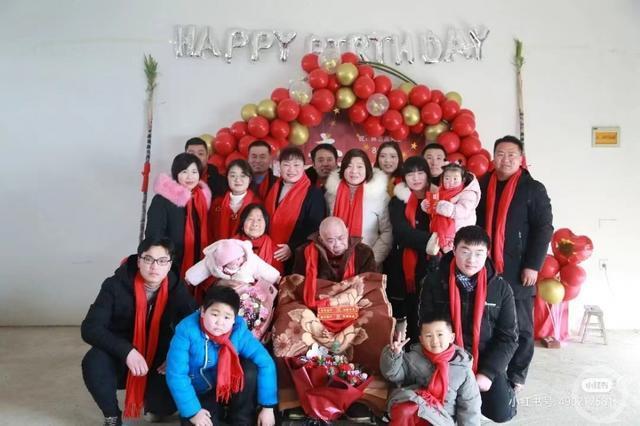 女生考研“上岸”，家人庆祝横幅拉满家里两层小楼休闲区蓝鸢梦想 - Www.slyday.coM