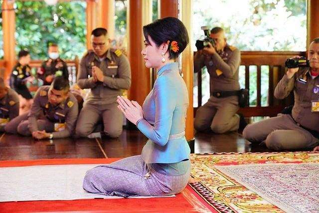 贵妃的站姿坐姿和跪姿,几乎都无可挑剔,所以即便摄影师是王后派来的