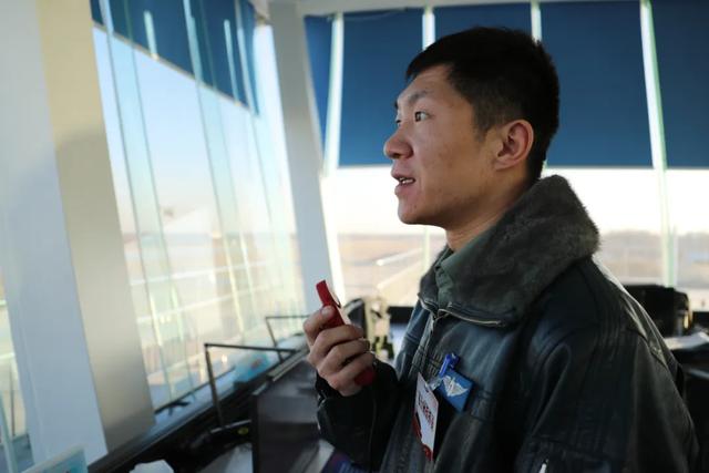 这名政治指导员曾驾机飞越天安门|杨博|政治|飞行员_新浪新闻