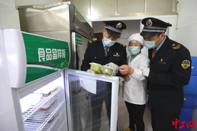 执法人员正在开展校园食品安全大检查