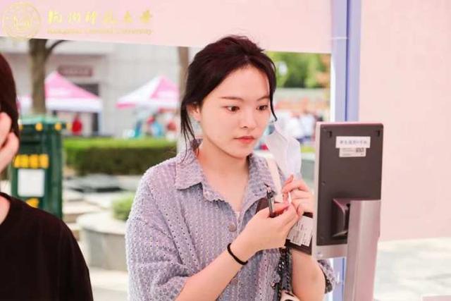 1.9米的床增加到2.4米!只因新生是“大长腿”!杭师大:今年改造了80张床休闲区蓝鸢梦想 - Www.slyday.coM 1.9米的床增加到2.4米!只因新生是“大长腿”!杭师大:今年改造了80张床休闲区蓝鸢梦想 - Www.slyday.coM