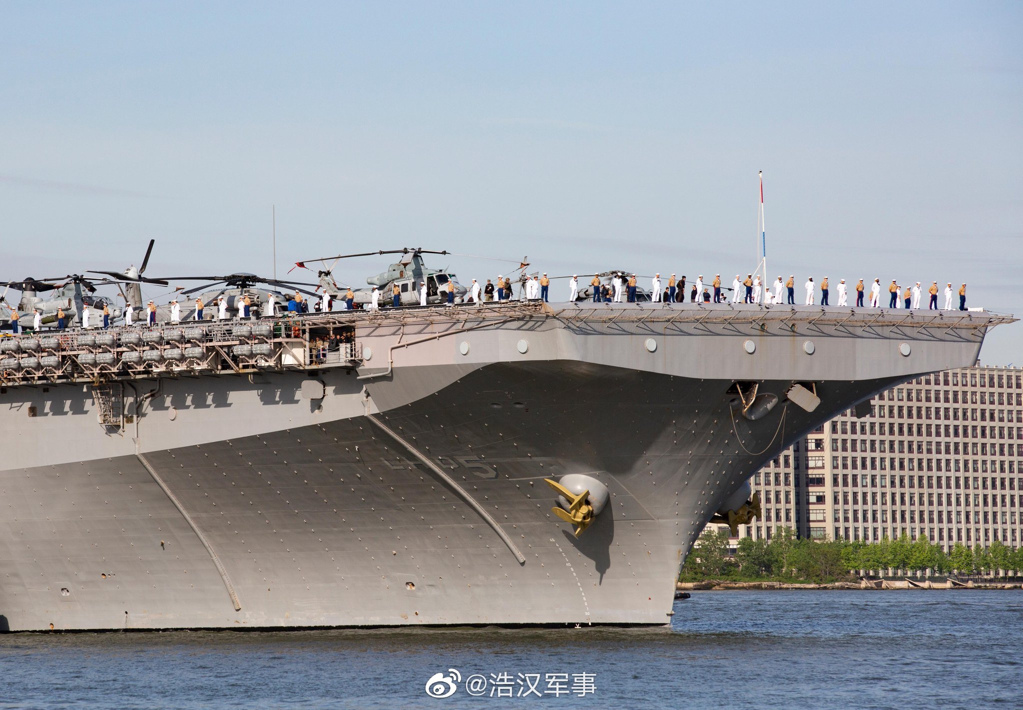 美国海军黄蜂级两栖攻击舰lhd5巴丹号驶入纽约