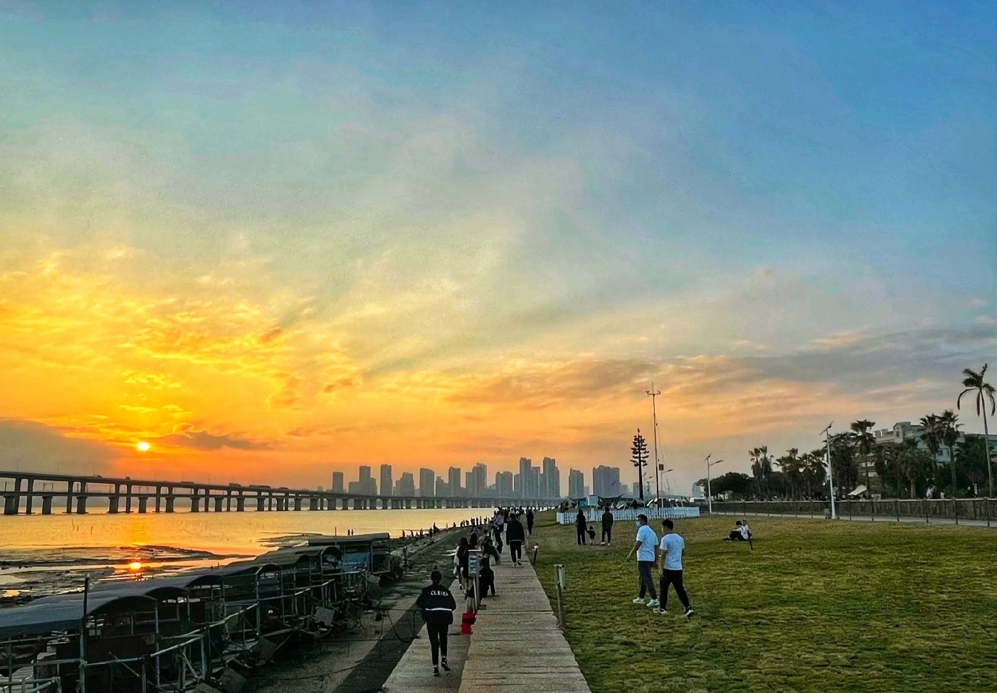 十里长堤,是 集美半岛最南端的一条长长的海堤.你来过吗?