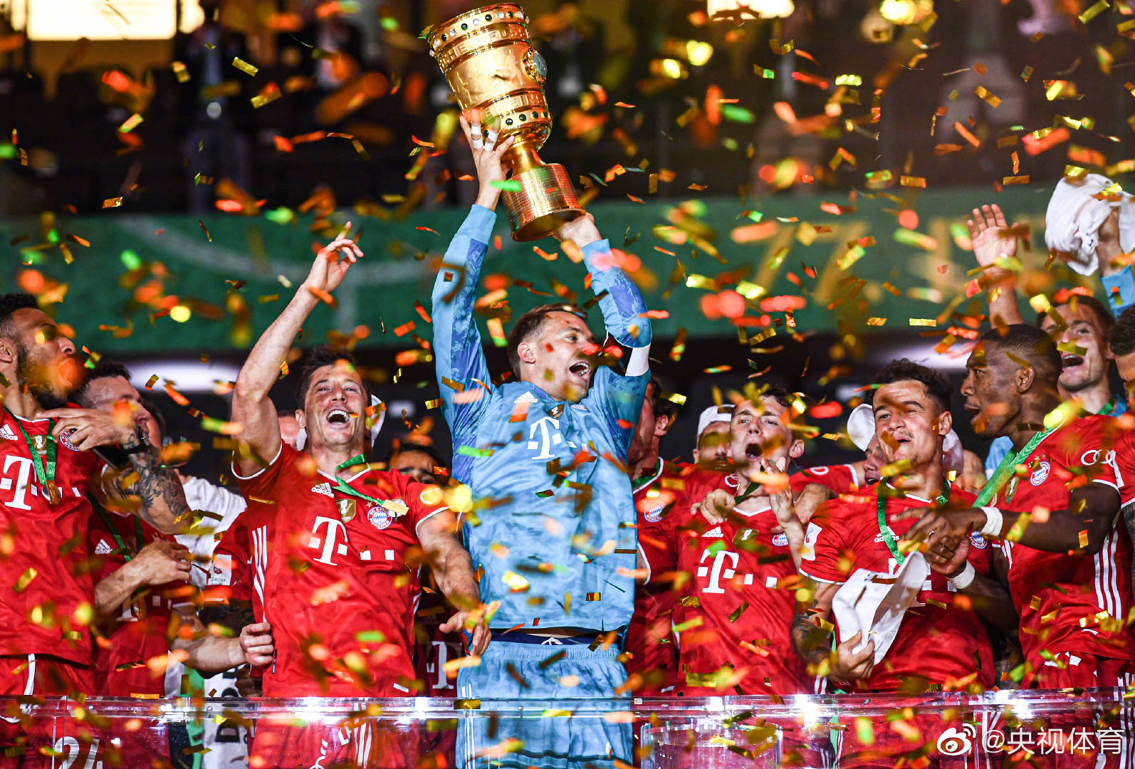 德国杯 莱万梅开二度 拜仁夺双冠王