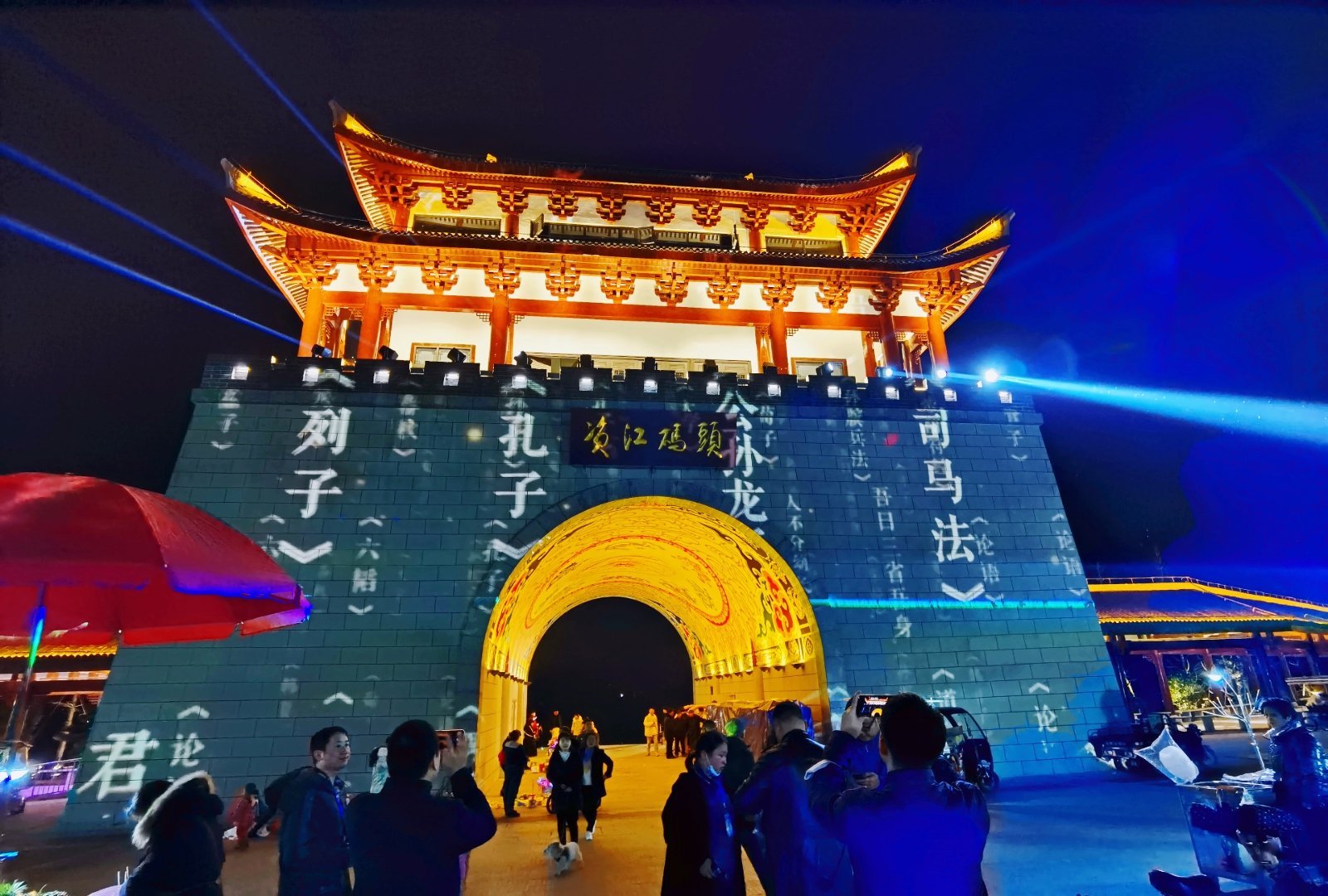 湖南新邵打造的资江风光带,是这儿晚上最热闹的地方……_高清图集