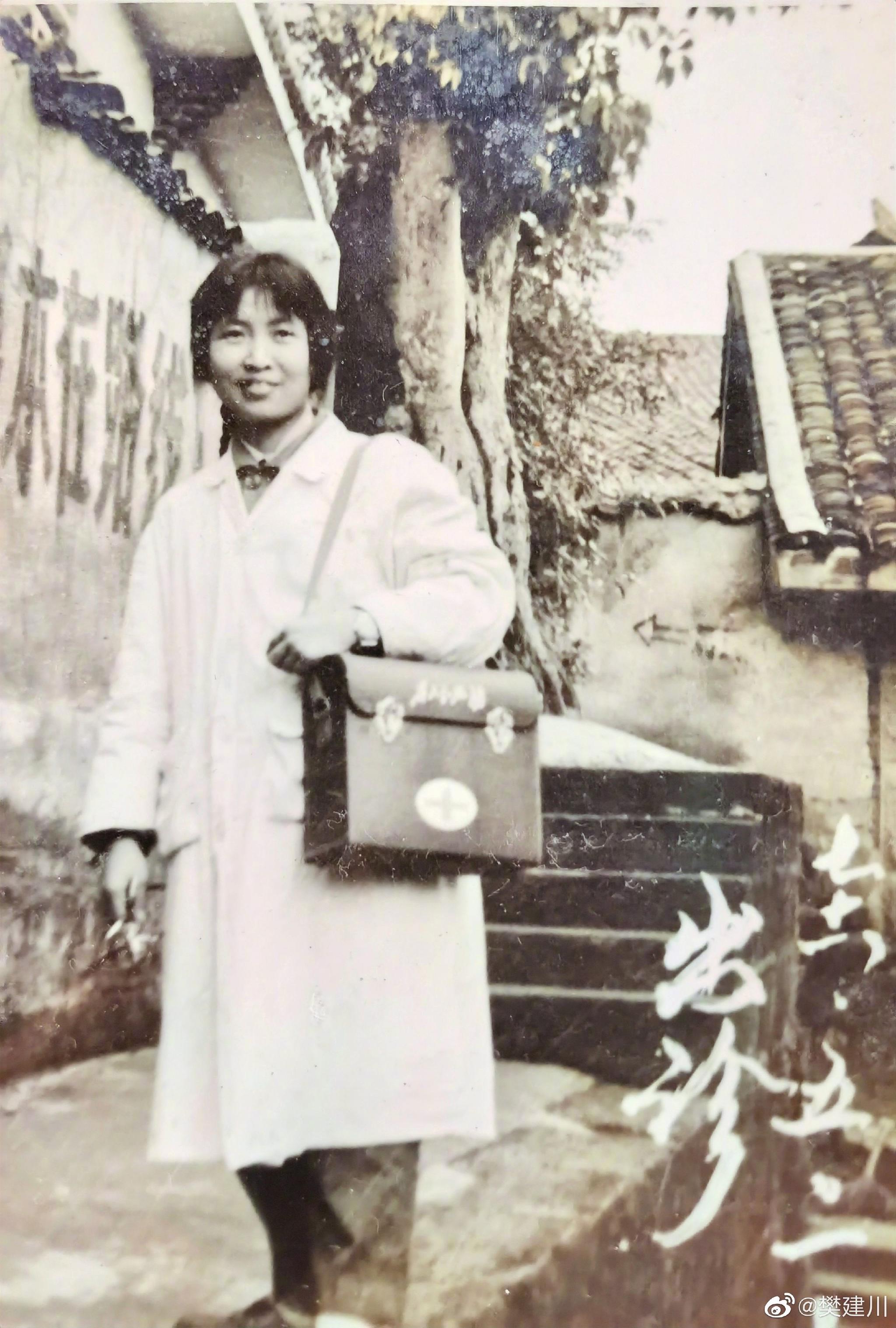 当年农村的基本医疗,主要靠咱们的"赤脚医生"了 早上好……__财经头条