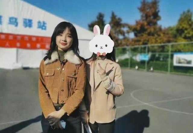 央视主持人王冰冰现身校园被围观 与路人合照生图太