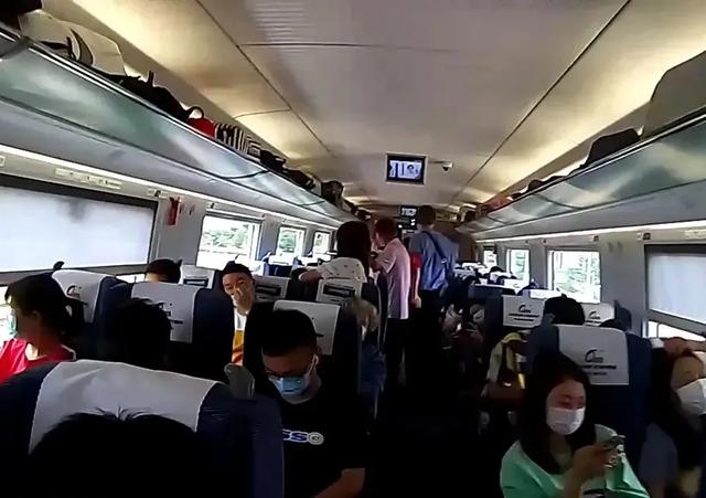 旅客下车抽烟，70万元现金跟着高铁列车跑了！休闲区蓝鸢梦想 - Www.slyday.coM