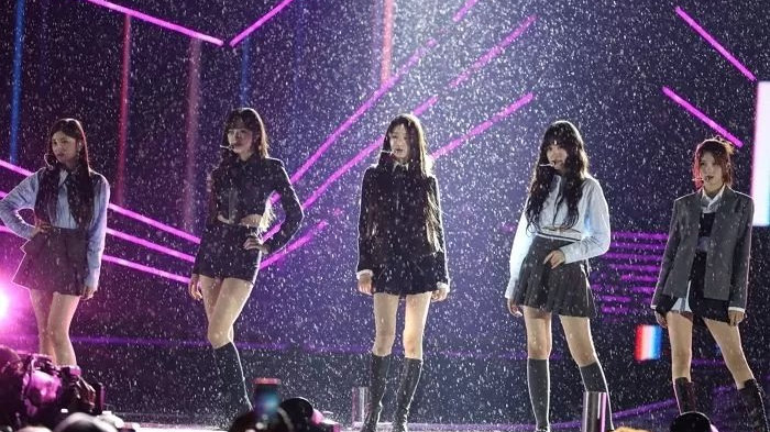 女团IVE倾盆大雨中舞台表演,成韩网热门话题,网友:不让搭帐篷|倾盆大雨|韩网|舞台_新浪新闻
