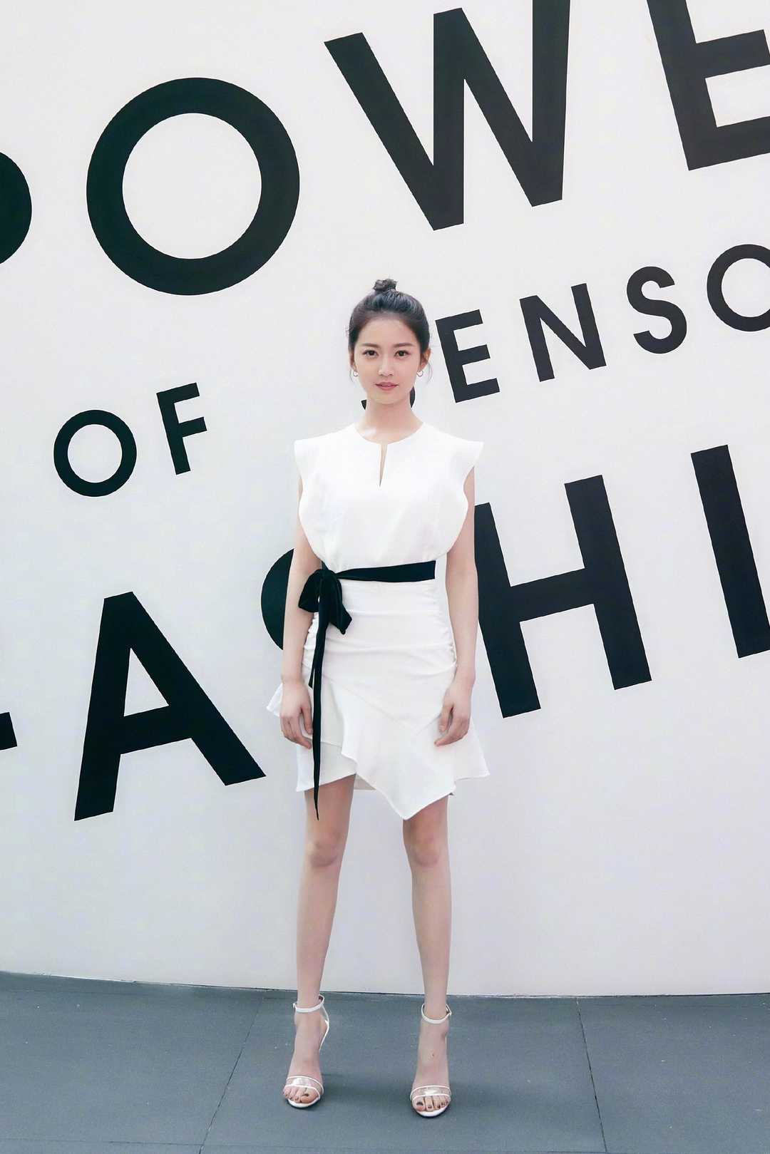 陈钰琪到底有多美?白色连衣裙清纯灵动,配黑色腰带更显女神风范
