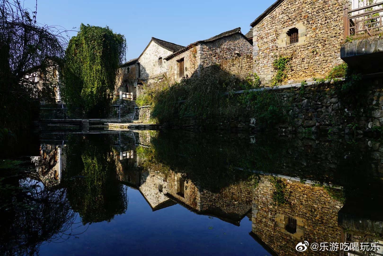 浦江县嵩溪古村掠影 据村口专栏介绍,村民先祖迁入于宋代