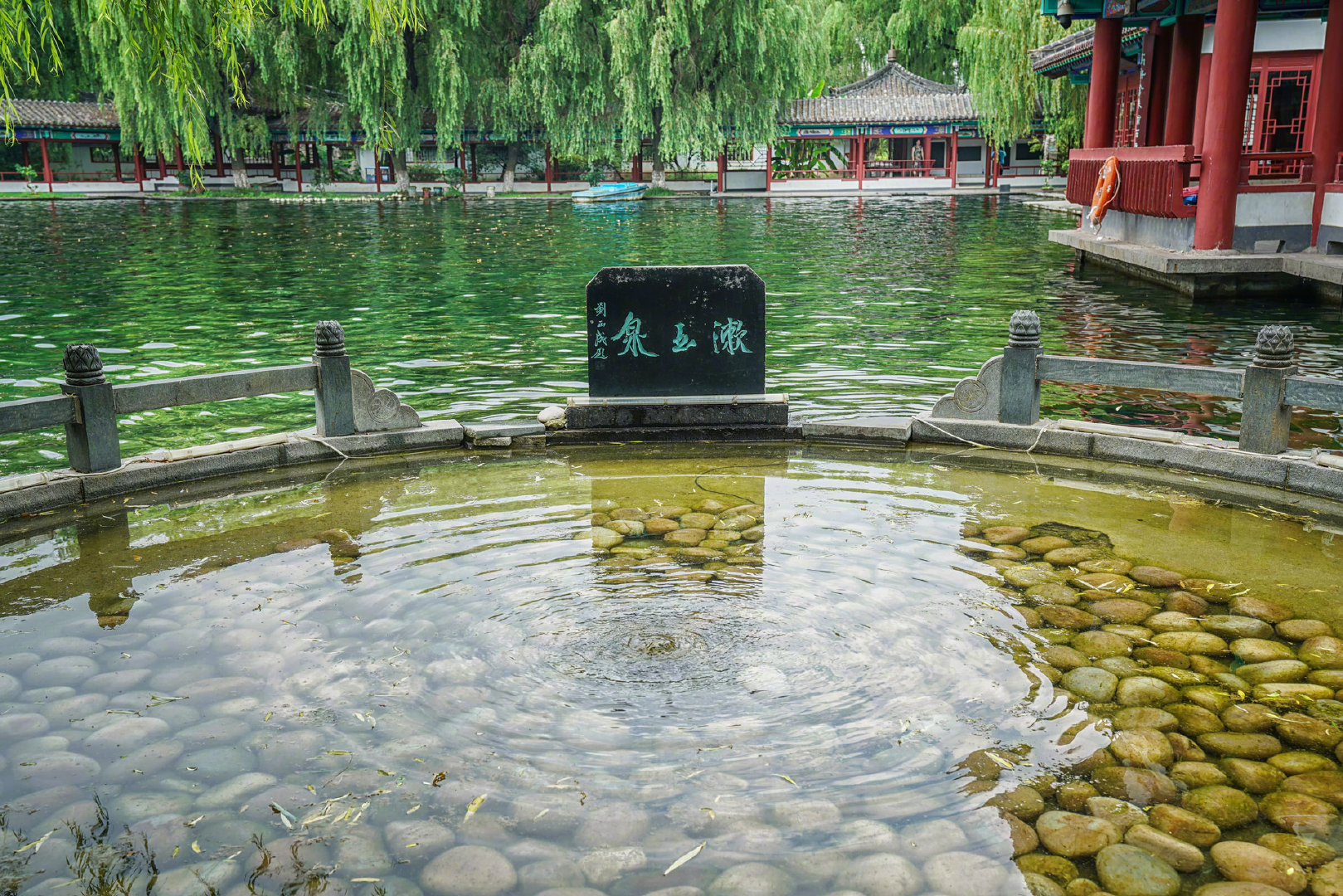 济南漱玉泉相传李清照曾于此掬水梳妆填词吟诗