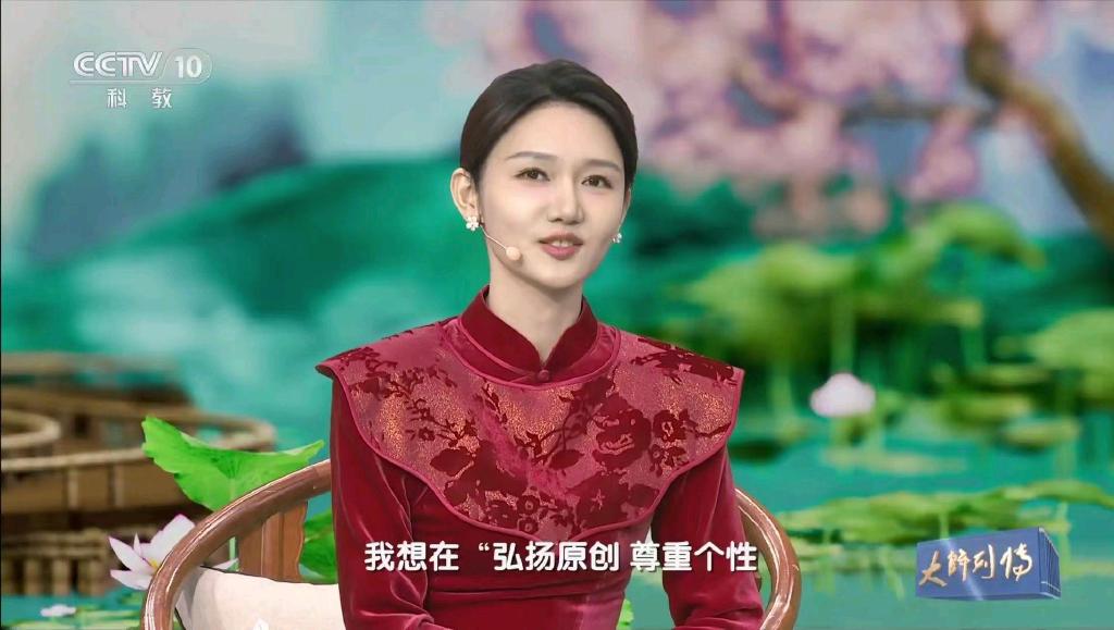 龙洋又一档文化节目开播,首期穿红丝绒旗袍很惊艳,主持有亲和力