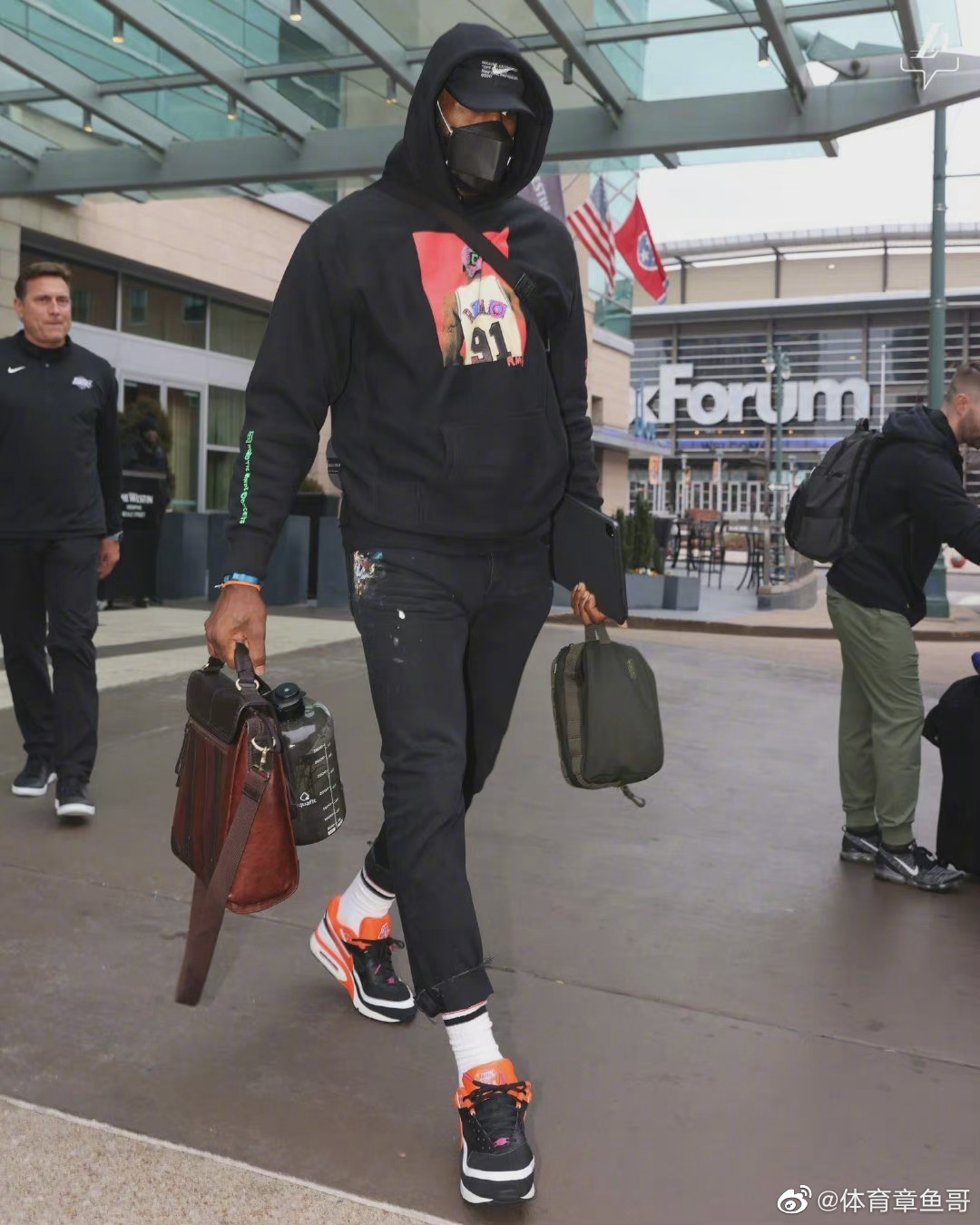 篮板警告:詹姆斯今日穿了一件罗德曼背影帽衫……__财经头条