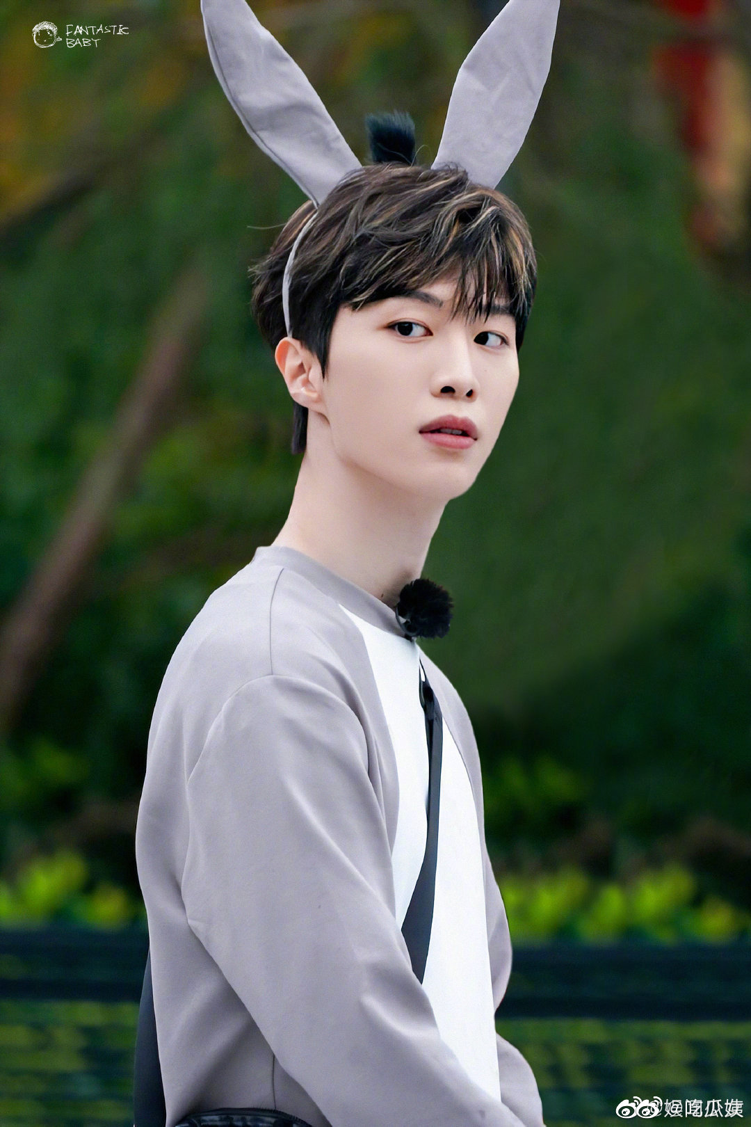 范丞丞的手机壳:一起爬山吗哈哈哈都在追剧