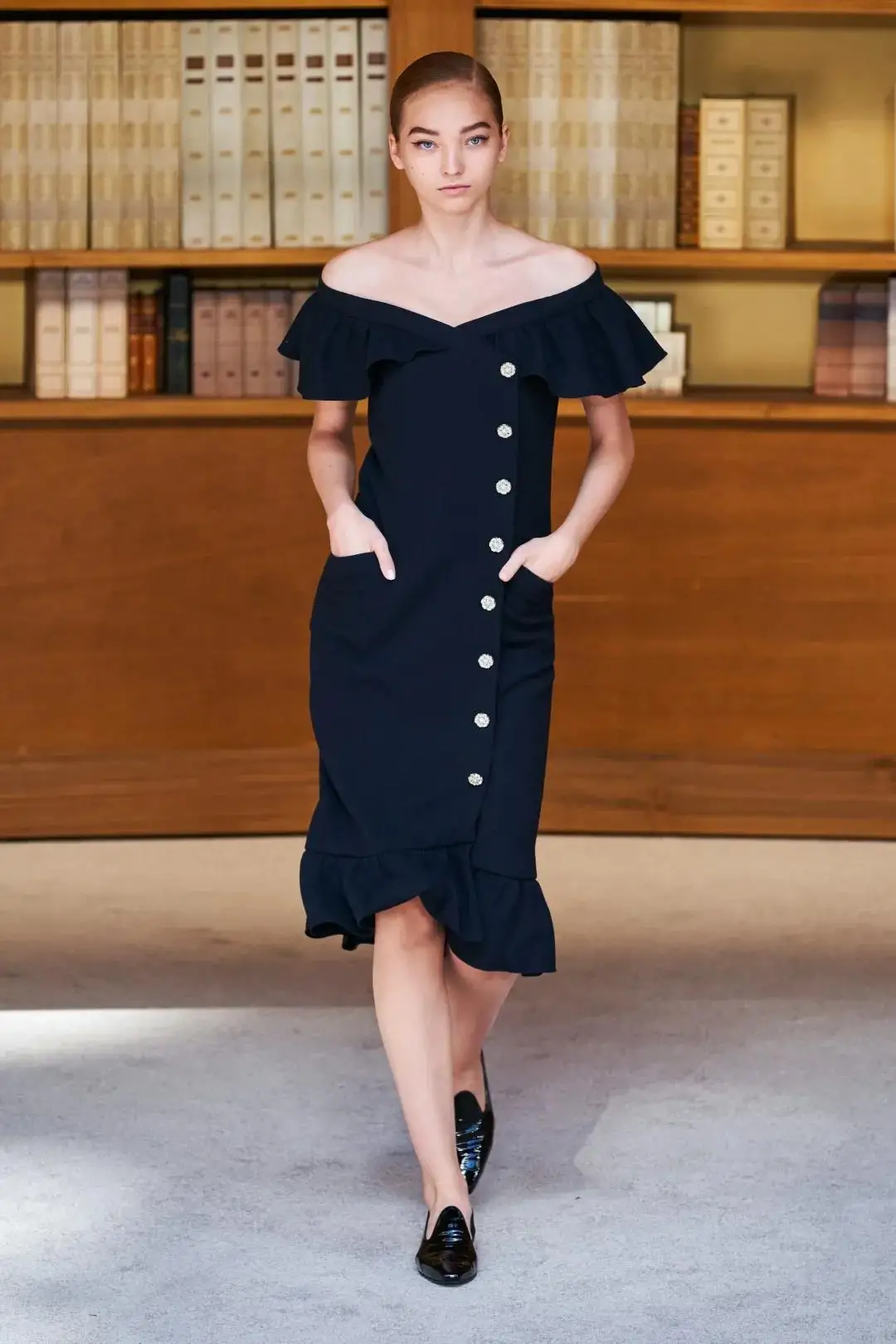 央视主持就是有气质,李七月穿黑色连衣裙度假,这气质绝了