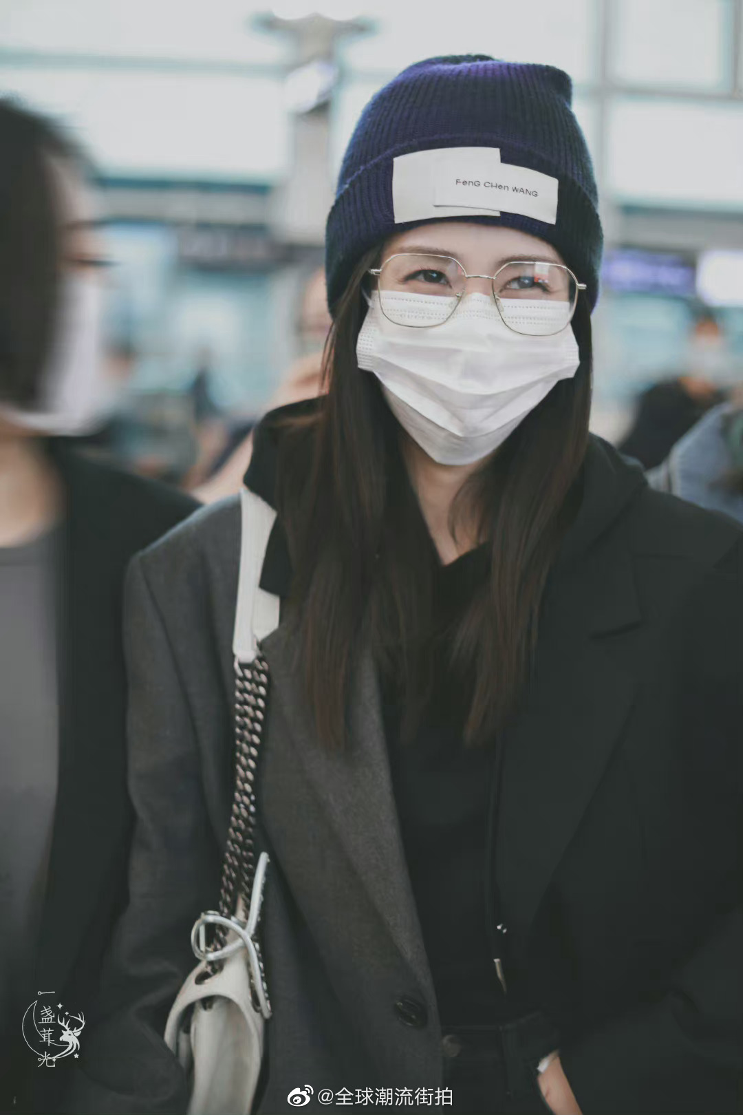 白鹿最新机场look 更新 黑灰拼色设计oversized……__财经头条